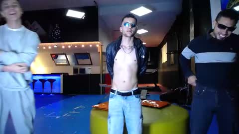 extrangers online show from March 10, 2025, 12:04 pm