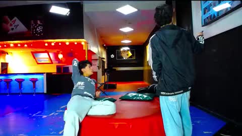 extrangers online show from October 19, 2025, 12:06 pm