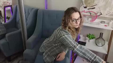 faecavaness online show from November 9, 2025, 7:06 am