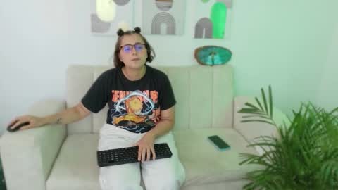 Feelena online show from October 7, 2025, 9:56 pm