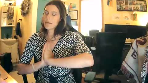 Snapshot of femme_en_fleur chatting on June 2, 2026, 5:15 pm femme_en_fleur online show from June 2, 2026, 5:15 pm