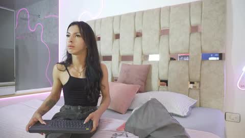 fernanda_thail_ online show from April 5, 2026, 7:44 pm
