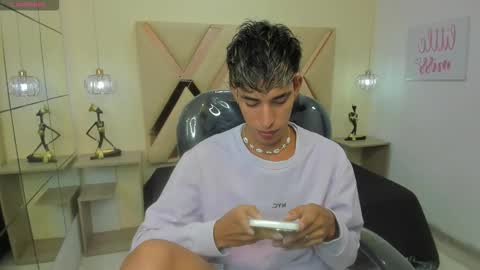 FER PHOENIX online show from October 8, 2025, 3:04 am