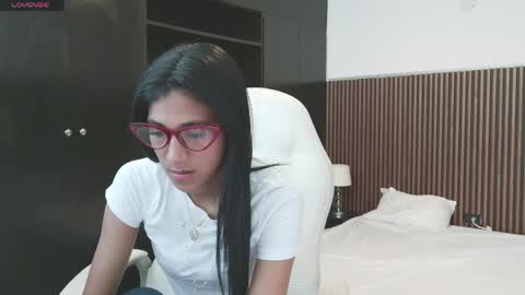 Freyja  online show from April 4, 2026, 6:27 pm