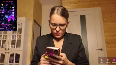 Snapshot of findom_lady_shine chatting on September 21, 2025, 8:32 pm Lady online show from September 21, 2025, 8:32 pm