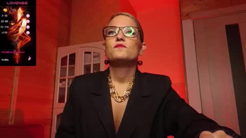 Snapshot of findom_lady_shine chatting on November 26, 2025, 9:16 pm Lady online show from November 26, 2025, 9:16 pm