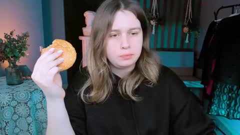 Snapshot of fioramarmoris chatting on February 28, 2025, 9:25 am fiora online show from February 28, 2025, 9:25 am