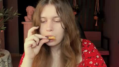 Snapshot of fioramarmoris chatting on November 4, 2025, 5:28 am fiora online show from November 4, 2025, 5:28 am