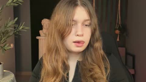 Snapshot of fioramarmoris chatting on November 7, 2025, 5:07 am fiora online show from November 7, 2025, 5:07 am