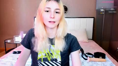 Snapshot of fleximona chatting on October 17, 2025, 8:28 am FlexiMona online show from October 17, 2025, 8:28 am