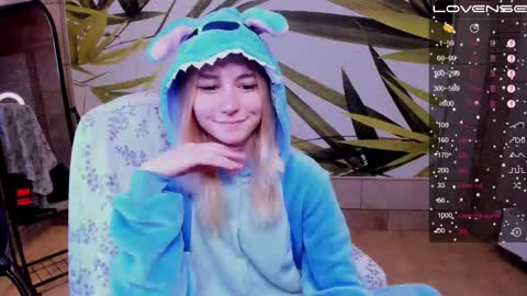 Snapshot of fleximona chatting on October 19, 2025, 8:37 am FlexiMona online show from October 19, 2025, 8:37 am