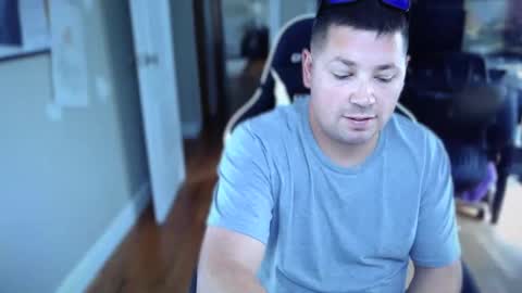 Snapshot of flguy_mike chatting on January 5, 2026, 8:01 pm FL guy online show from January 5, 2026, 8:01 pm