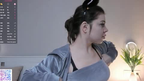 Snapshot of flirtbubble chatting on December 15, 2025, 6:17 am Doloras online show from December 15, 2025, 6:17 am