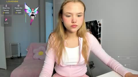 Snapshot of flooora_0 chatting on October 14, 2025, 12:55 am Mona online show from October 14, 2025, 12:55 am