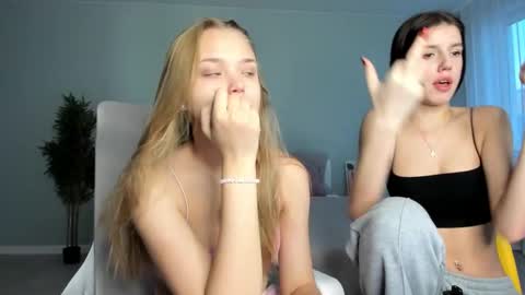 Snapshot of flooora_0 chatting on November 8, 2025, 1:06 am Mona online show from November 8, 2025, 1:06 am