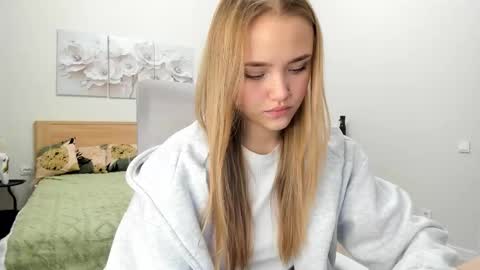 Snapshot of flooora_0 chatting on December 23, 2025, 2:31 am Mona online show from December 23, 2025, 2:31 am