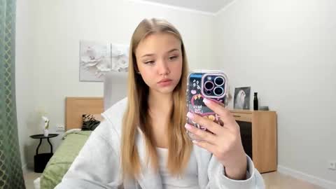 Snapshot of flooora_0 chatting on January 6, 2026, 2:59 am Mona online show from January 6, 2026, 2:59 am