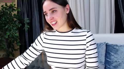 Snapshot of flouvet chatting on November 9, 2025, 10:35 am Flouvet online show from November 9, 2025, 10:35 am