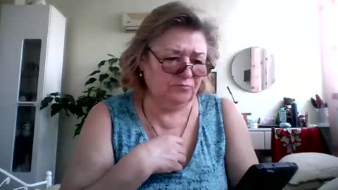 Snapshot of flowerlover8 chatting on February 4, 2025, 7:18 am Flowerlower online show from February 4, 2025, 7:18 am