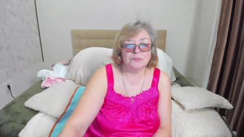 Snapshot of flowerlover8 chatting on February 11, 2025, 4:01 am Flowerlower online show from February 11, 2025, 4:01 am