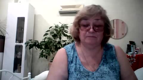 Snapshot of flowerlover8 chatting on February 11, 2025, 7:59 pm Flowerlower online show from February 11, 2025, 7:59 pm