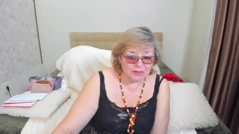 Snapshot of flowerlover8 chatting on February 12, 2025, 8:07 pm Flowerlower online show from February 12, 2025, 8:07 pm
