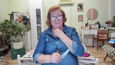 Snapshot of flowerlover8 chatting on December 3, 2025, 4:05 pm Flowerlower online show from December 3, 2025, 4:05 pm