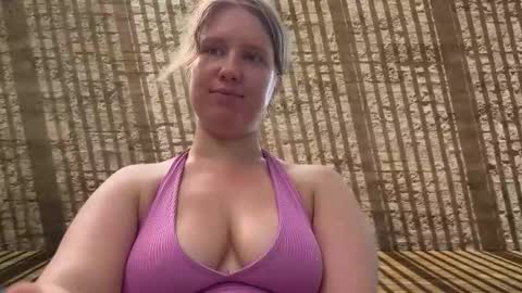 Snapshot of fluffy_bunnyxxx chatting on April 15, 2026, 6:31 am fluffy_bunnyxxx online show from April 15, 2026, 6:31 am