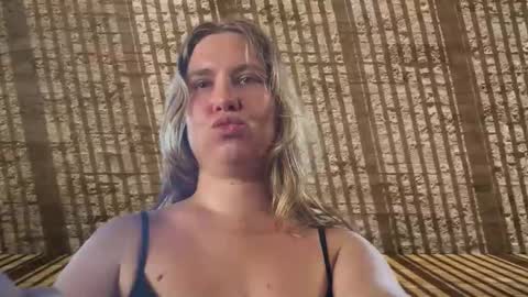Snapshot of fluffy_bunnyxxx chatting on April 25, 2026, 6:27 am fluffy_bunnyxxx online show from April 25, 2026, 6:27 am
