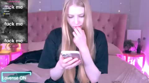 Snapshot of fluffy_ice chatting on October 25, 2025, 1:51 pm Mia online show from October 25, 2025, 1:51 pm