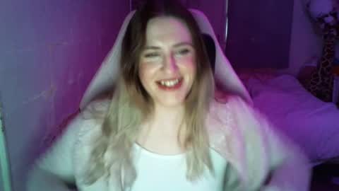 Snapshot of fluxsux chatting on November 12, 2025, 2:06 pm Flux online show from November 12, 2025, 2:06 pm