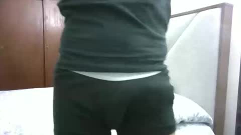 fonzi_flores online show from February 9, 2026, 11:47 am