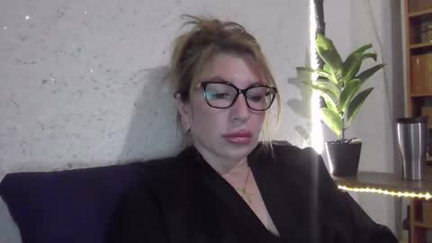 Snapshot of fox_red_lady7 chatting on March 9, 2025, 6:32 pm fox_red_lady7 online show from March 9, 2025, 6:32 pm