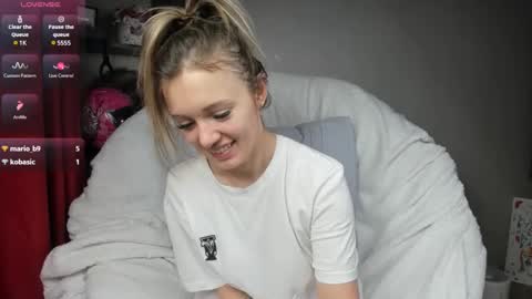 Snapshot of foxy_blond chatting on February 22, 2025, 3:23 am Foxy online show from February 22, 2025, 3:23 am