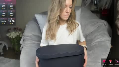 Snapshot of foxy_blond chatting on March 12, 2025, 3:35 am Foxy online show from March 12, 2025, 3:35 am