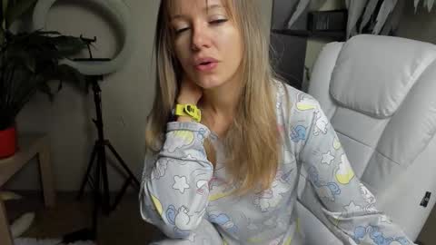 Snapshot of foxy_blond chatting on September 18, 2025, 12:23 am Foxy online show from September 18, 2025, 12:23 am