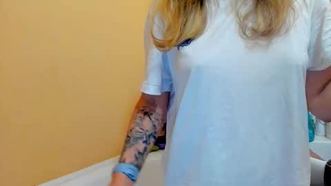 Snapshot of foxy_blond chatting on October 9, 2025, 12:19 am Foxy online show from October 9, 2025, 12:19 am