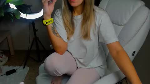 Snapshot of foxy_blond chatting on October 22, 2025, 11:26 pm Foxy online show from October 22, 2025, 11:26 pm