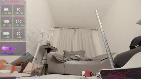 yiyi online show from November 15, 2025, 12:02 pm