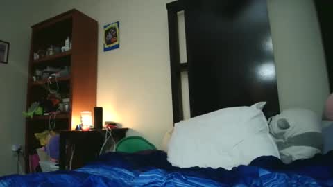 Snapshot of fuzzypeaches87 chatting on April 27, 2026, 4:10 am fuzzypeaches87 online show from April 27, 2026, 4:10 am