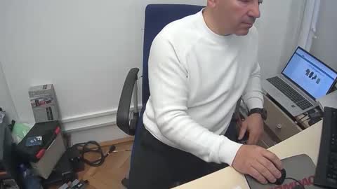 gabriel9_2003 online show from April 14, 2026, 7:03 am