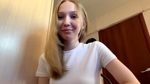 Sophie online show from June 16, 2026, 4:37 am
