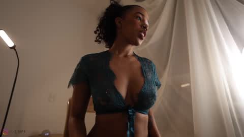 Snapshot of gia_curly chatting on March 7, 2025, 11:38 pm Leo online show from March 7, 2025, 11:38 pm