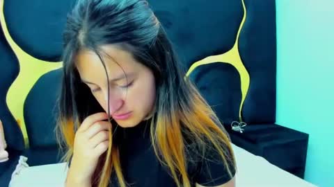 GiaRoussel online show from February 4, 2025, 1:48 pm