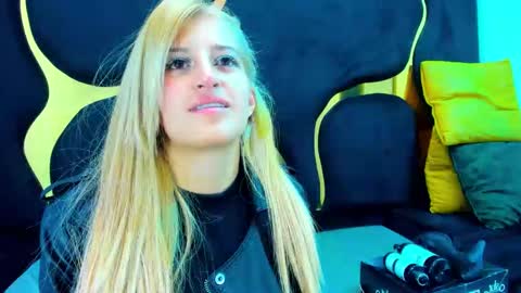 GiaRoussel online show from December 19, 2025, 3:19 pm