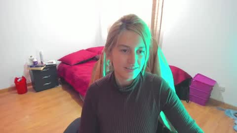 GiaRoussel online show from April 7, 2026, 4:07 pm