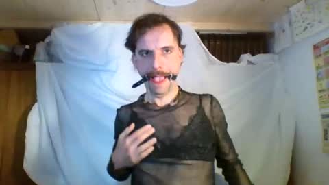 gidjuh1988 online show from April 23, 2026, 8:02 am