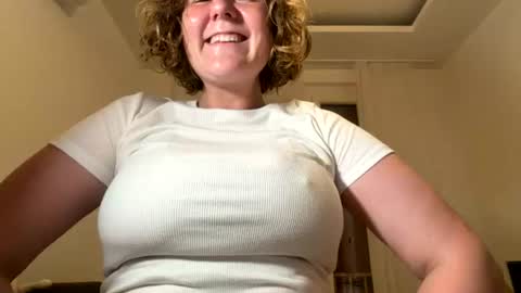 gigireine  online show from July 27, 2026, 9:33 pm