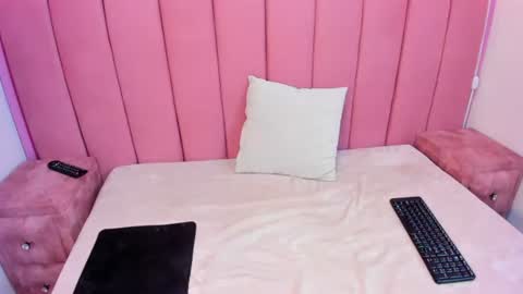 gigy_deluxe online show from July 9, 2026, 2:43 pm