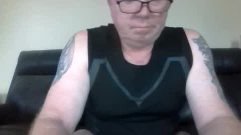 gimmmieoooo online show from April 6, 2026, 1:03 am